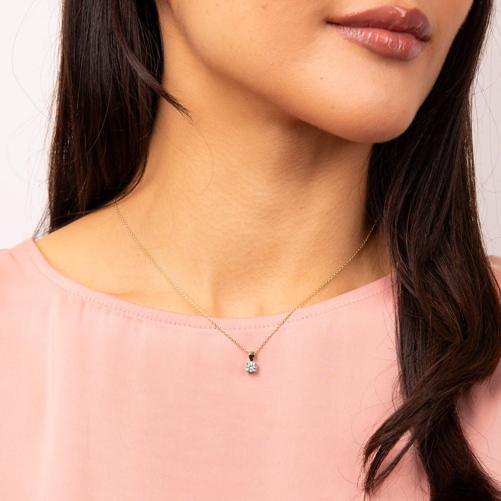 Diamonfire Anhänger mit vier Krallen und Karat