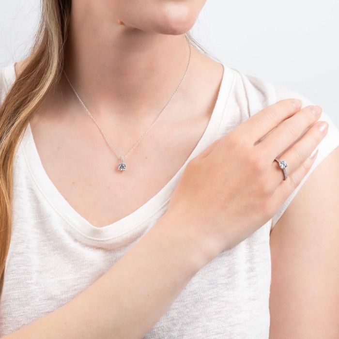 Diamonfire Solitärring mit Ovalschliff und Pave-Schultern