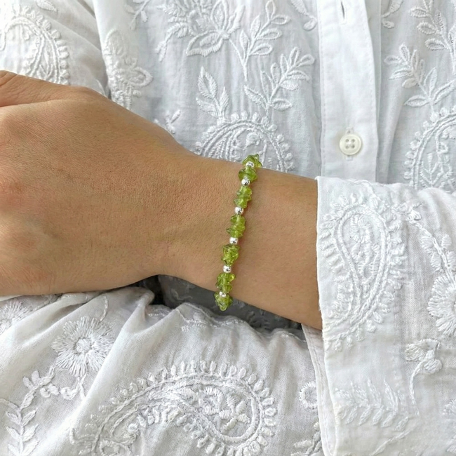 Pulsera de cuentas de cristal de peridoto | Pulsera apilable de piedra de nacimiento de agosto