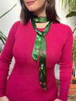 Pañuelo de seda satinada 'Greenery' con estampado floral, insectos y piedras preciosas en color verde