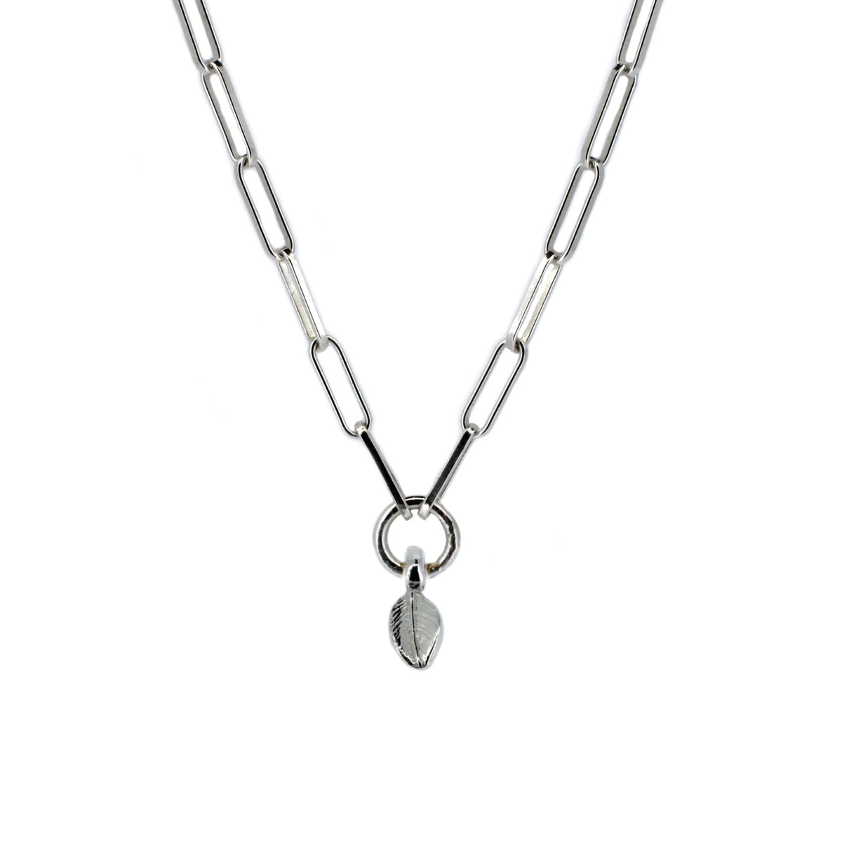 Collar de cadena con hojas caladas