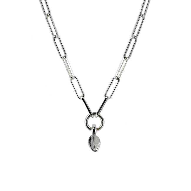 Collar de cadena con hojas caladas