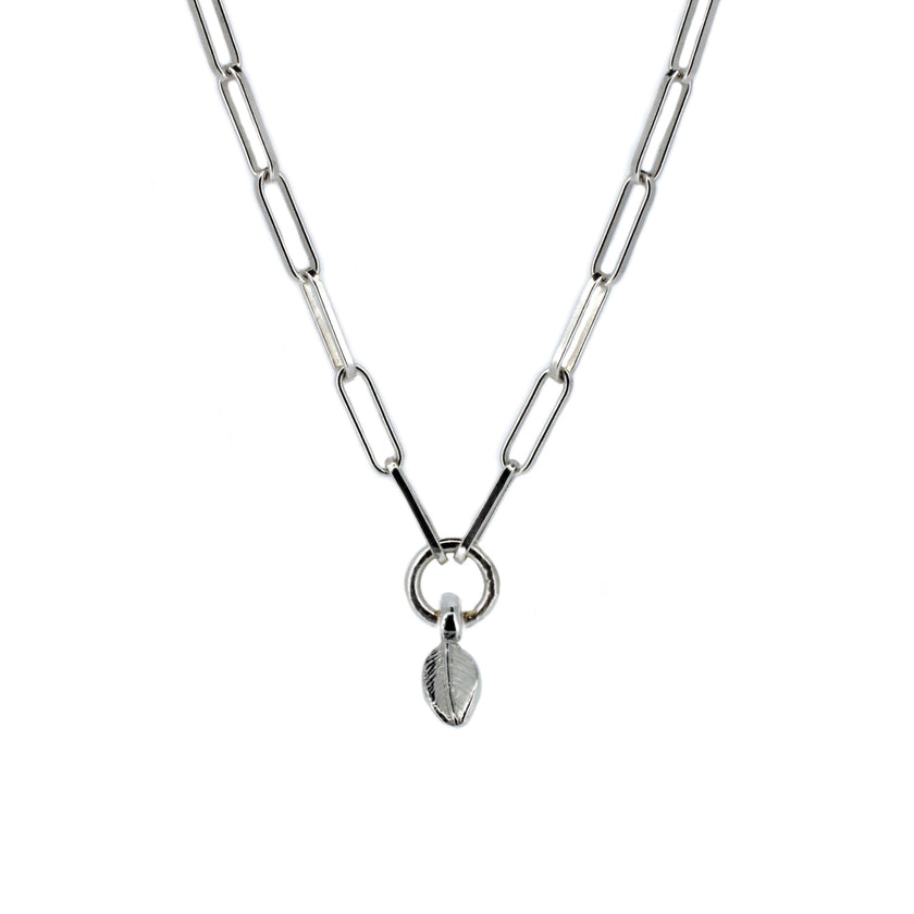 Collar de cadena con hojas caladas