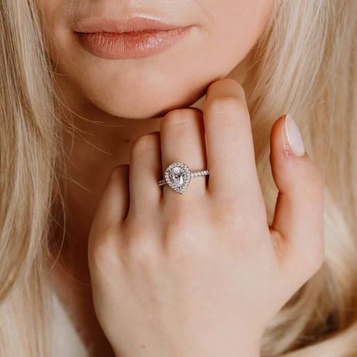 Diamonfire Tropfenring mit Pavé-Schultern