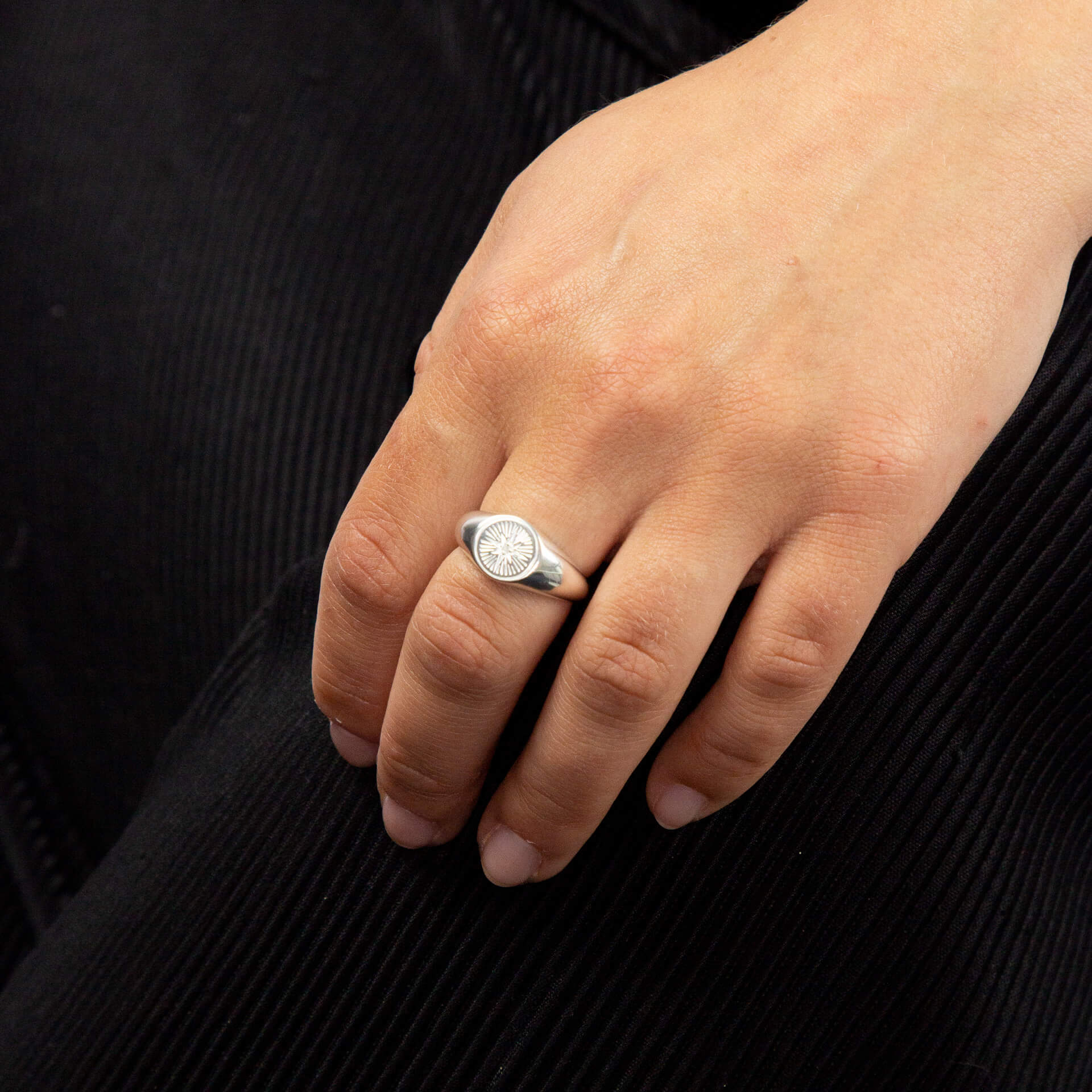 Beginnings Diamond Cut Siegelring mit Zirkonia