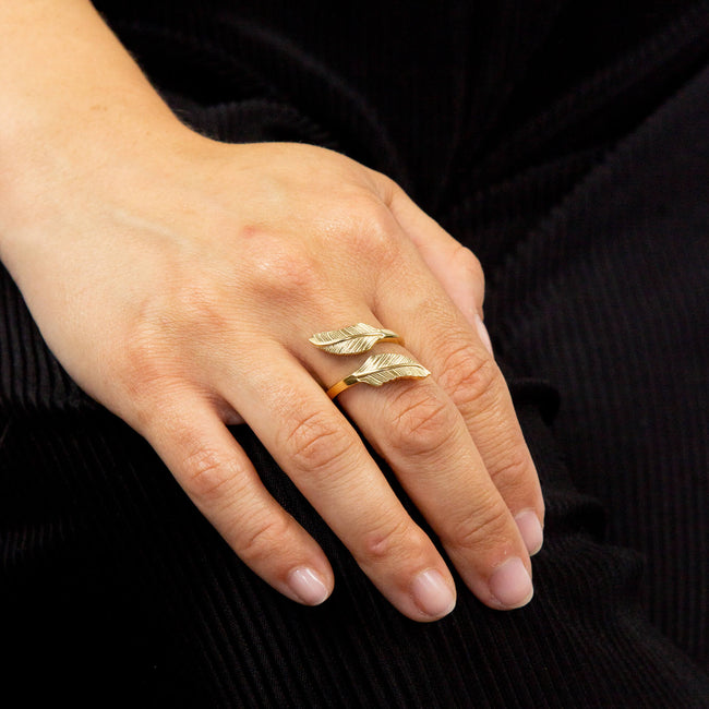 Anillo Envolvente Beginnings con Pluma