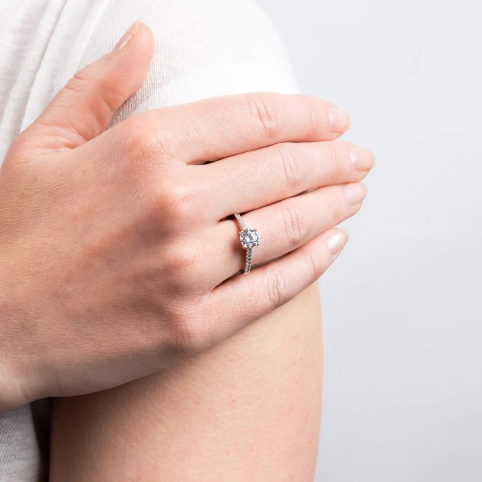 Diamonfire Solitärring mit Ovalschliff und Pave-Schultern