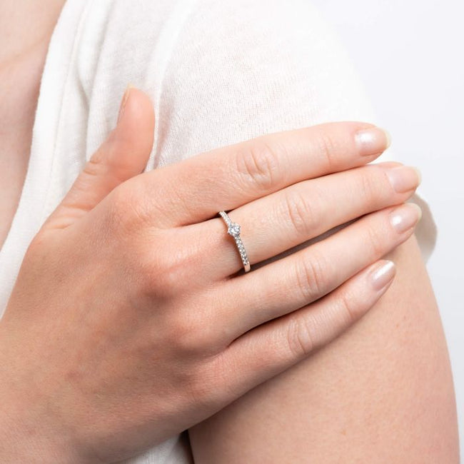Diamonfire Solitärring mit sechs Krappen und Pavé-Schultern