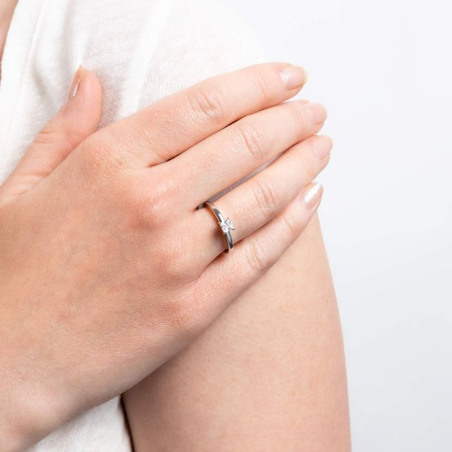 Diamonfire Solitärring mit vier Krallen und quadratischem Stein