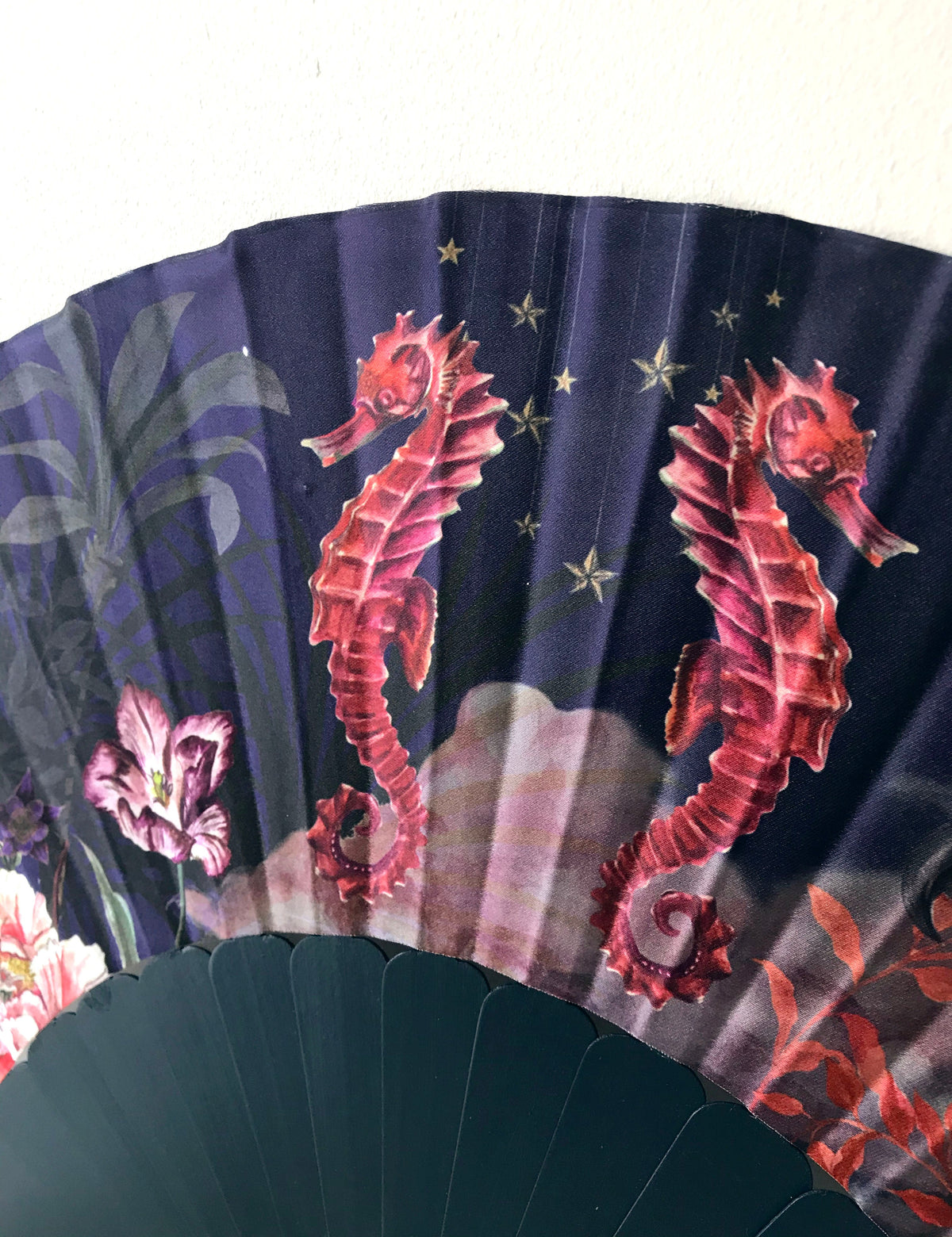 Abanico de seda maravilloso con lujosa borla dorada, parte de la colección Mysa