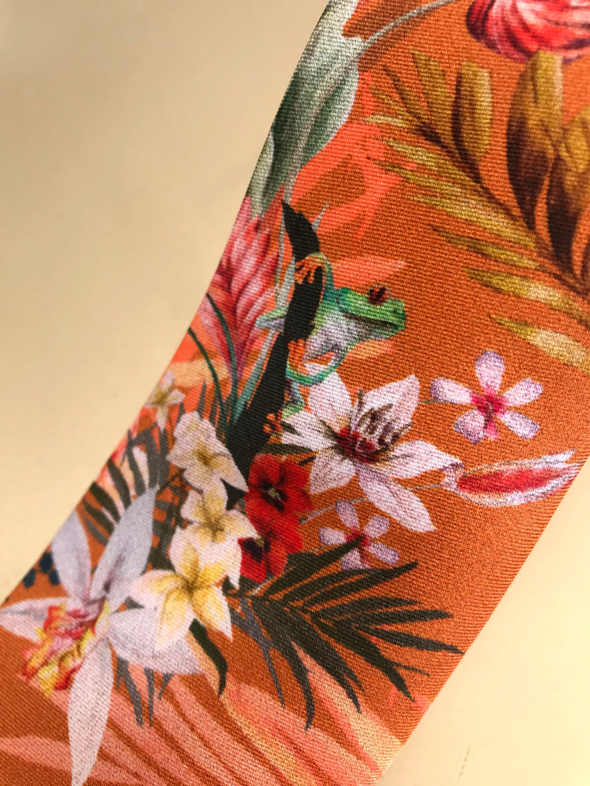 Corbata de seda color naranja óxido, estampado de pradera tropical 'Eden'
