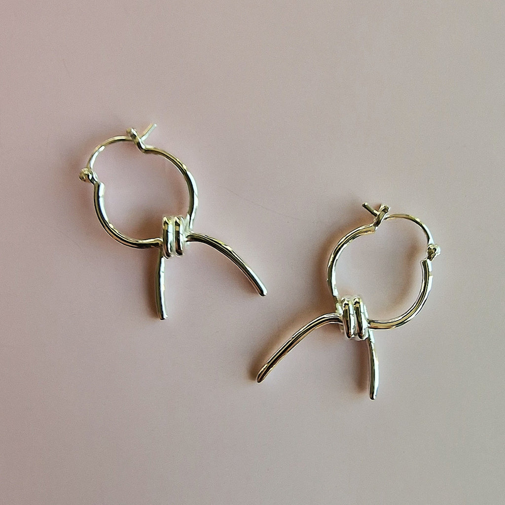 Pendientes de aro anudados plateados
