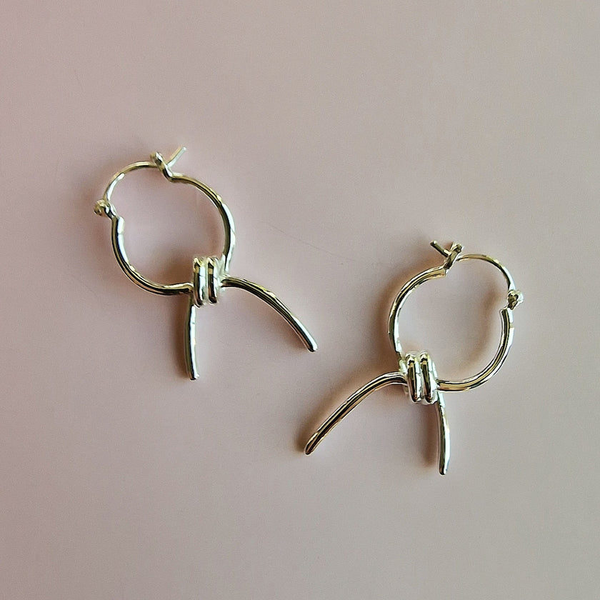 Pendientes de aro anudados plateados