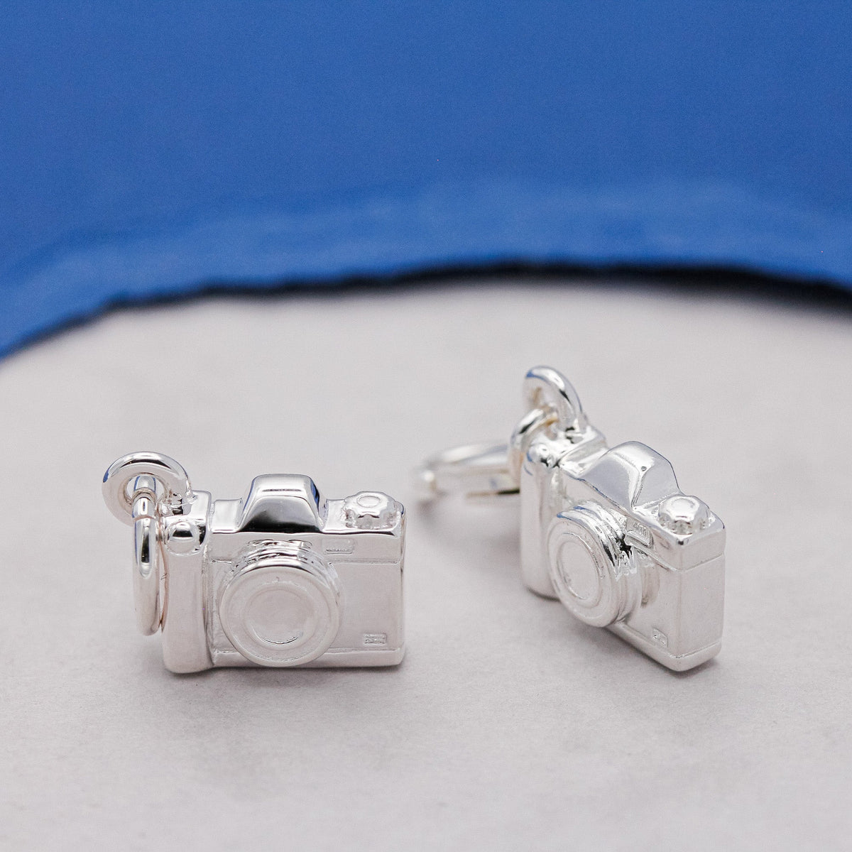 Amuleto de Plata Personalizado con Cámara Antigua