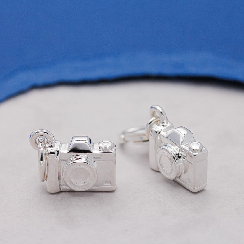 Amuleto de Plata Personalizado con Cámara Antigua