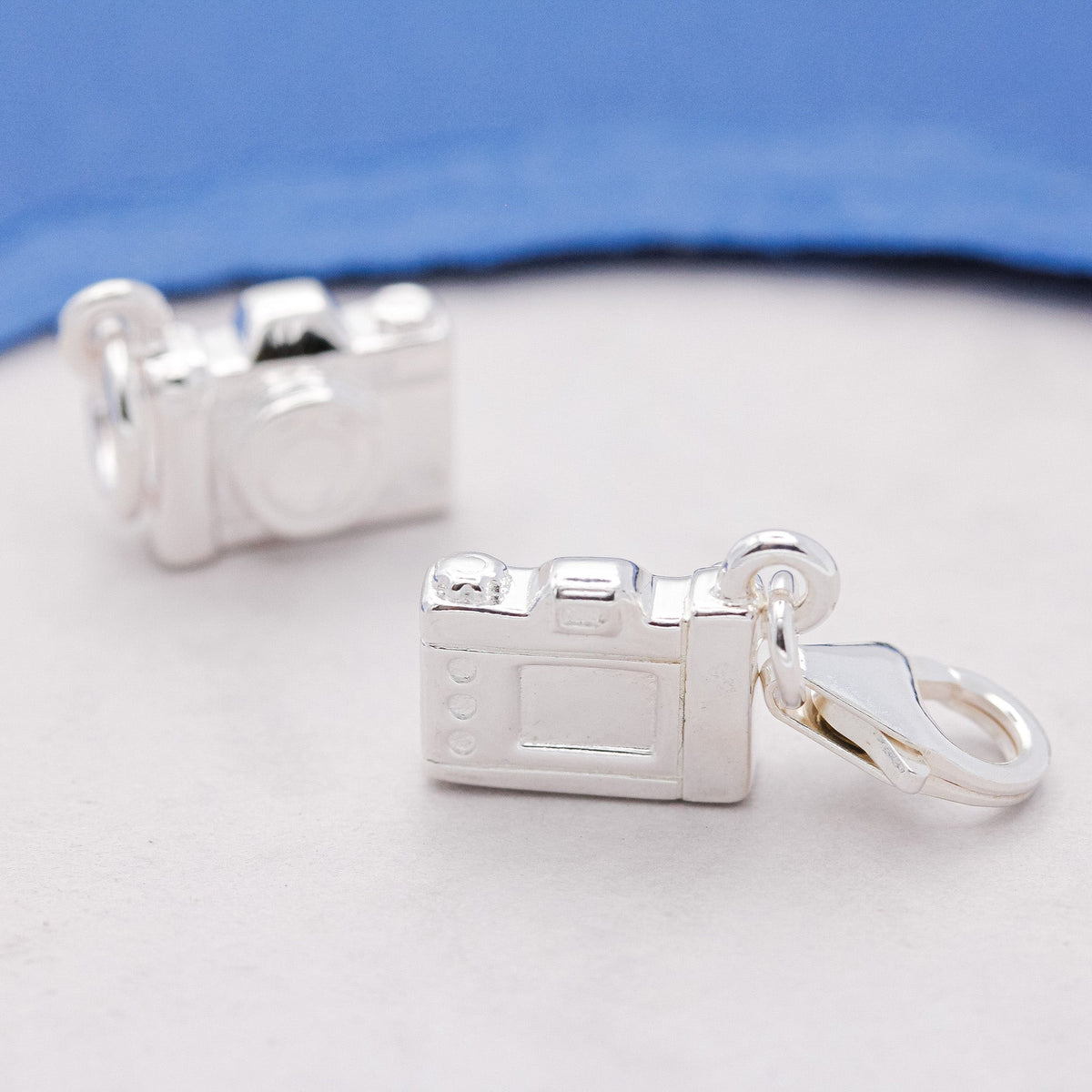 Amuleto de Plata Personalizado con Cámara Antigua