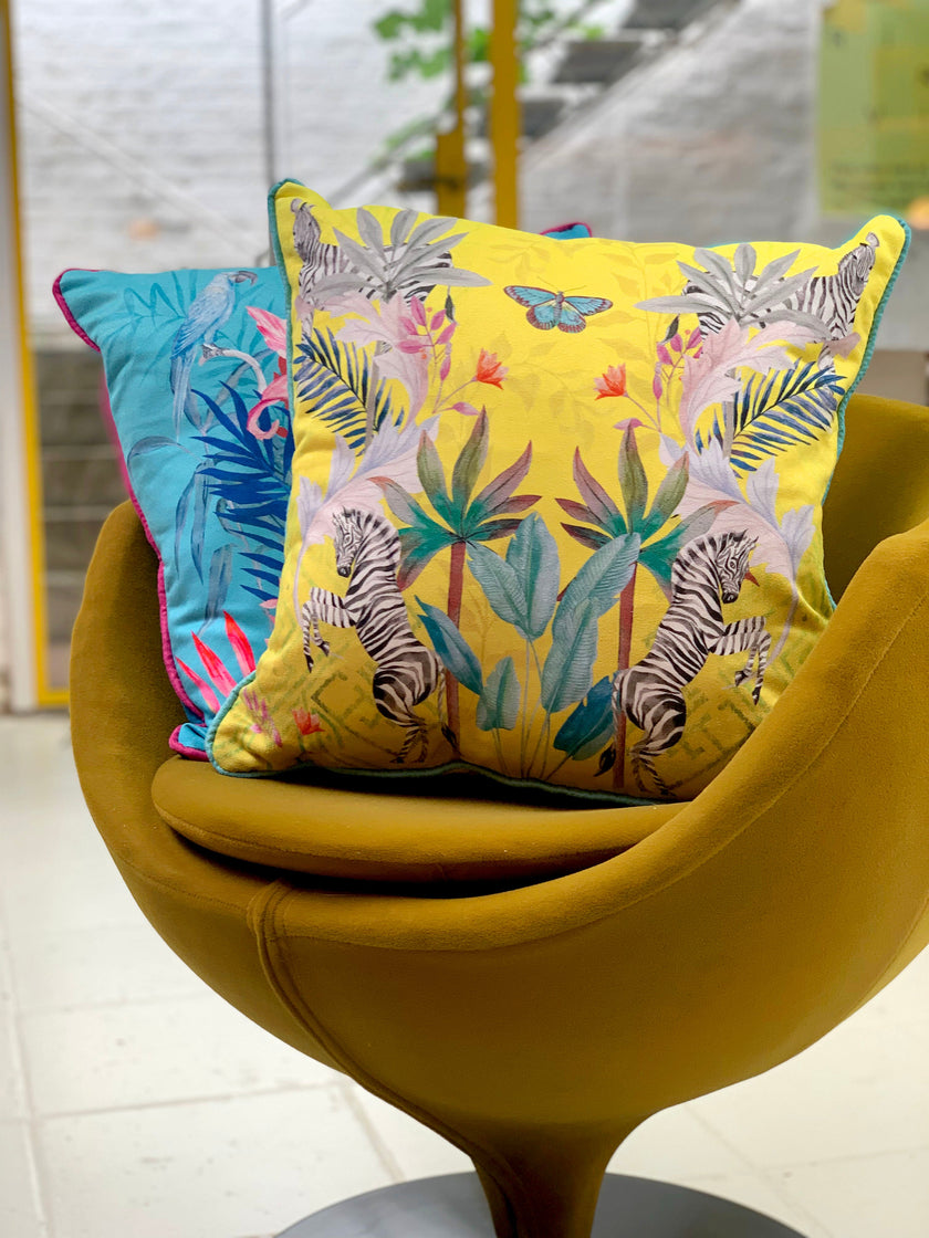 Cojín de arte en acuarela color amarillo cítrico vibrante, diseño de cebra 'Stallion' de doble cara, hecho de ante apto para veganos