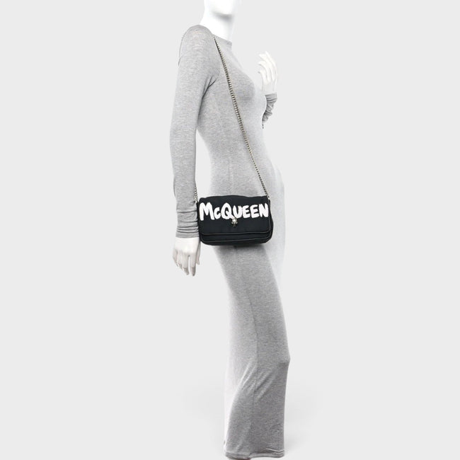 Sac bandoulière petit modèle à motif tête de mort en nylon noir et blanc