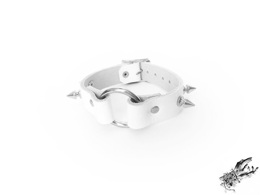 Weißes Armband mit Nieten und O-Ring