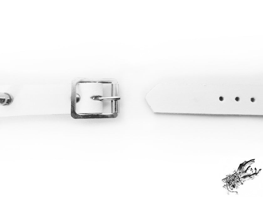 Weißes Armband mit Nieten und O-Ring