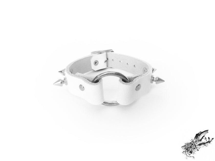 Weißes Armband mit Nieten und O-Ring