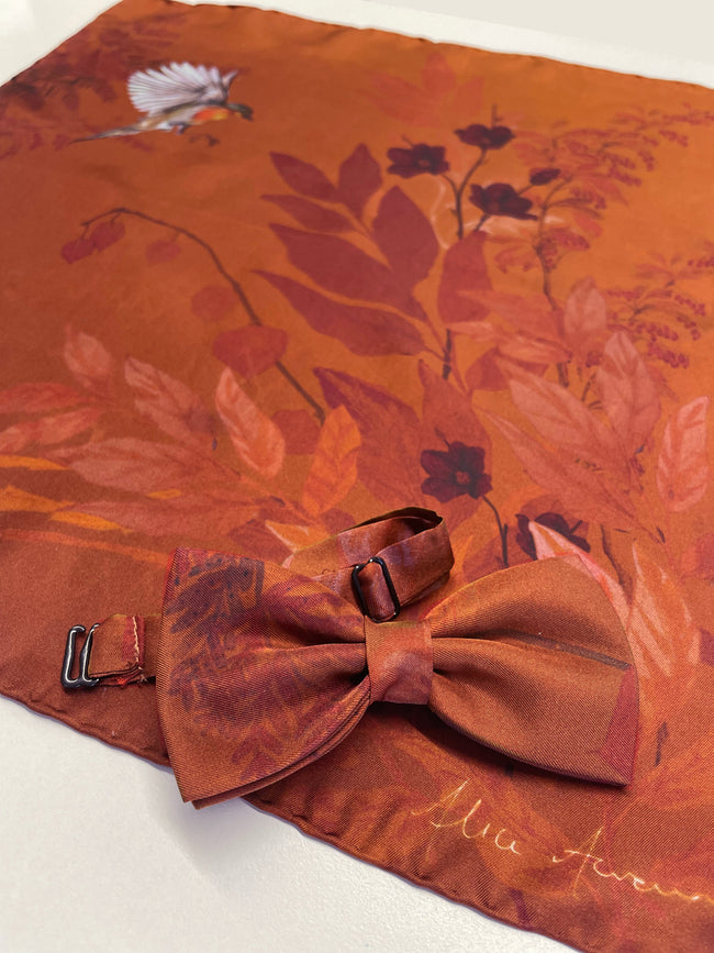 Roestkleurige zijden pochet en vlinderdas met bloemenprint in 'Ember' roodborstjesmotief
