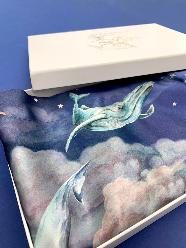 Blauwe zijden kussensloop met handbeschilderde 'Wonderous'-print, Oxford-kussensloop in standaardformaat