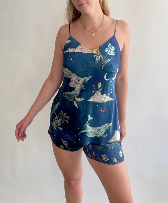 Blauwe pyjamaset van zijde met 'Wonderous' nachthemelprint, luxe loungewear