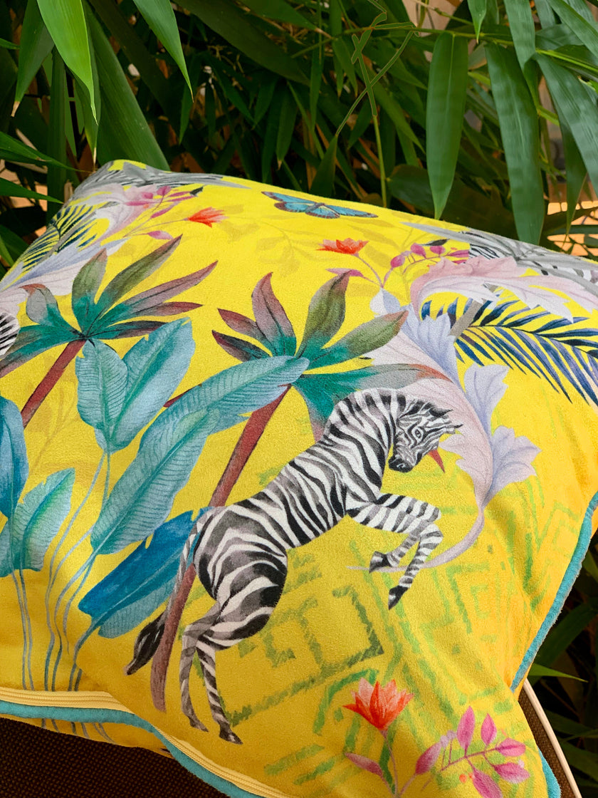 Cojín de arte en acuarela color amarillo cítrico vibrante, diseño de cebra 'Stallion' de doble cara, hecho de ante apto para veganos